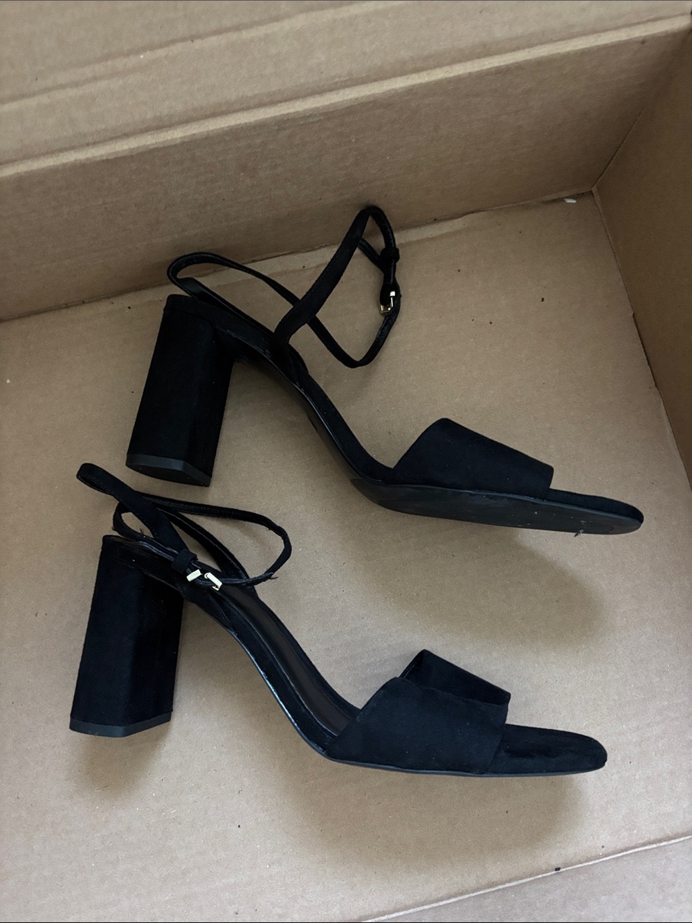 Four Pairs of Beautiful Sandals - Picture 4 of 16